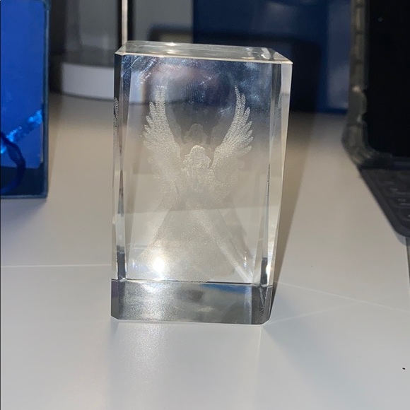 crystal cube icon with engraved angel - Picture 3 of 5